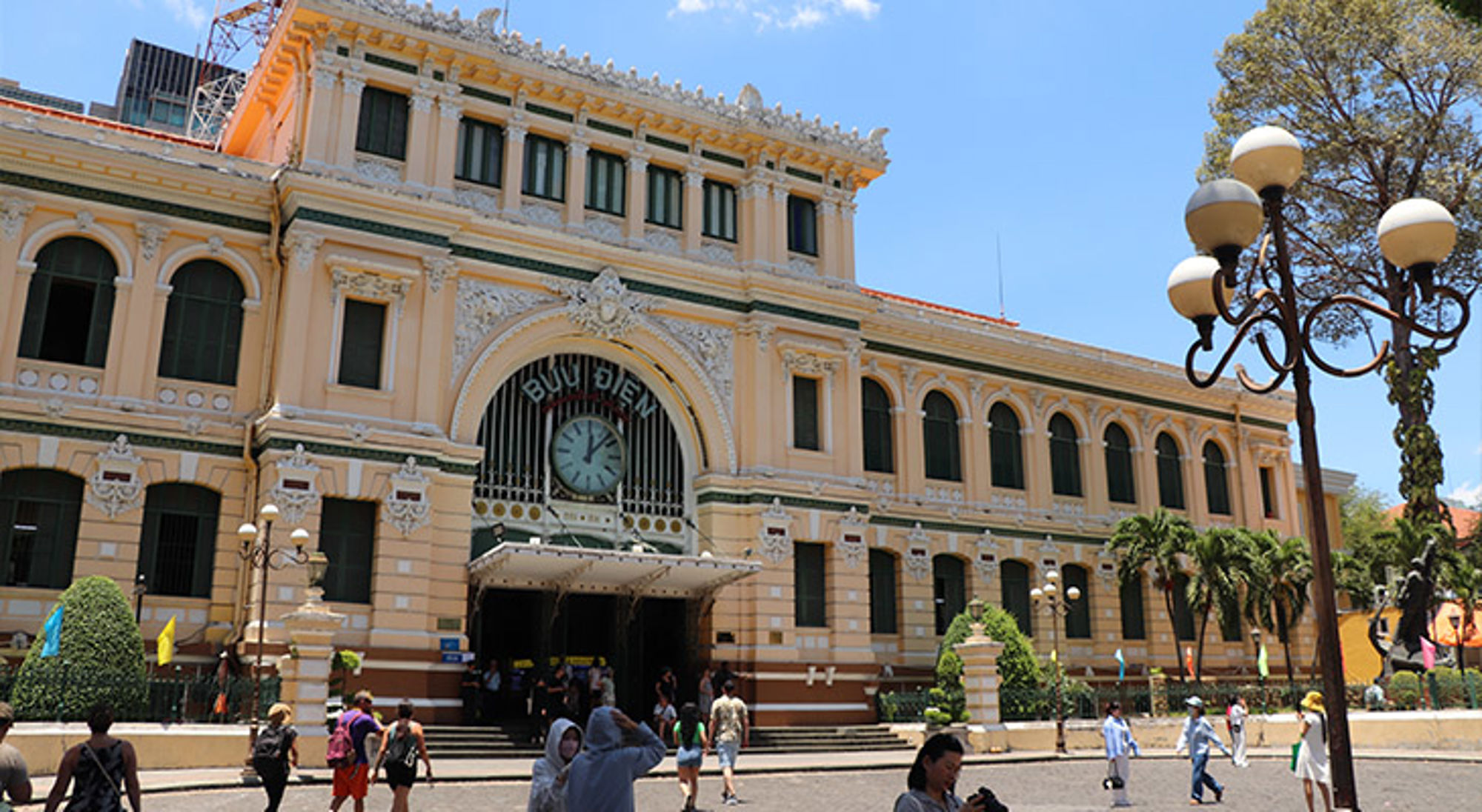 Ho Chi Minhstad Gevel van het Saigon Central Post Office in Ho Chi Minhstad met grote klok en bezoekers op het plein.