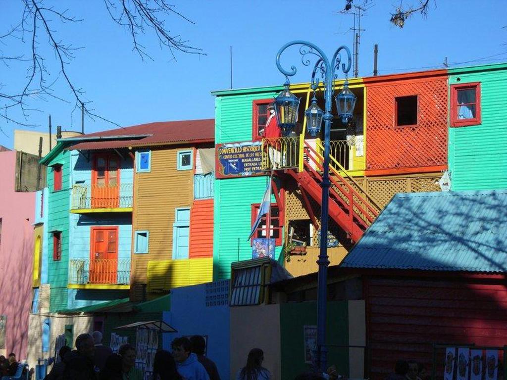 Kleurrijke huizen en balkons in de wijk La Boca in Buenos Aires.