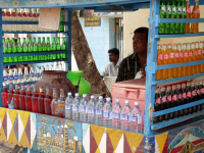 Straatkraampje met frisdrank en waterflessen langs de Route Zuid India.