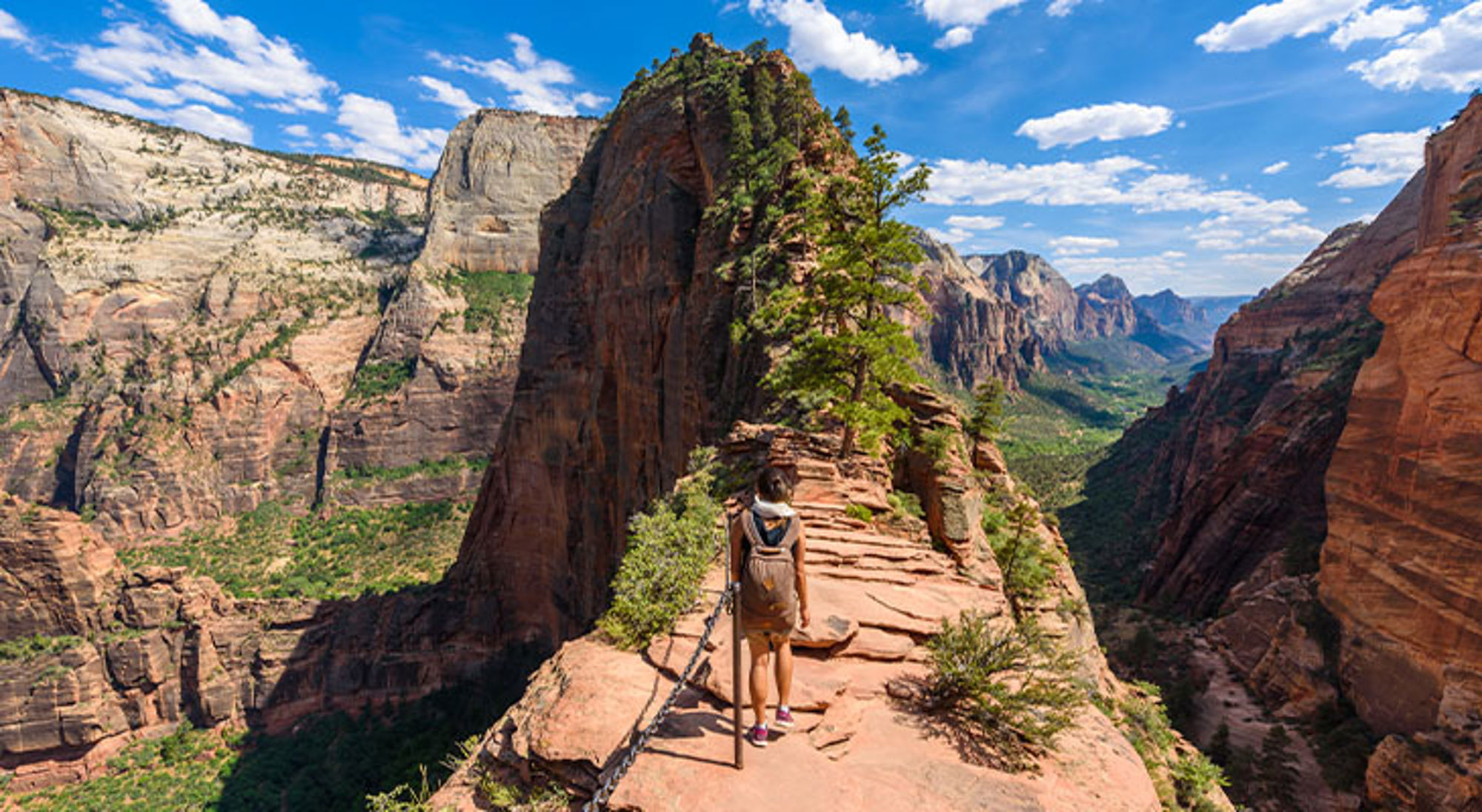 Angel's Landing Verenigde Staten Wandelaar op smalle bergkam met uitzicht op de rode rotskliffen van Zion National Park.