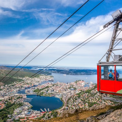 Rode kabelbaan met uitzicht over Bergen en de fjorden tijdens een groepsrondreis Scandinavië.