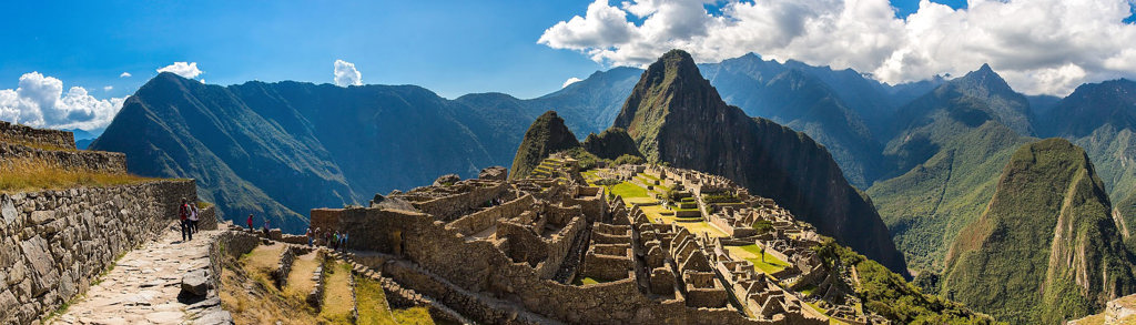 Panorama van Machu Picchu in Peru met Inca-ruïnes en bergen op de achtergrond.
