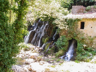 Waterval bij oude watermolen in het groene Cilento, Zuid-Italië.