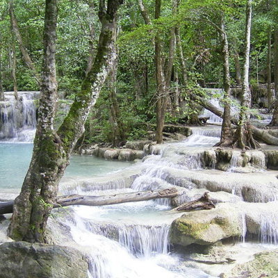 Erawan-watervallen met turkooizen poelen en terrassen in het groene regenwoud van Thailand.