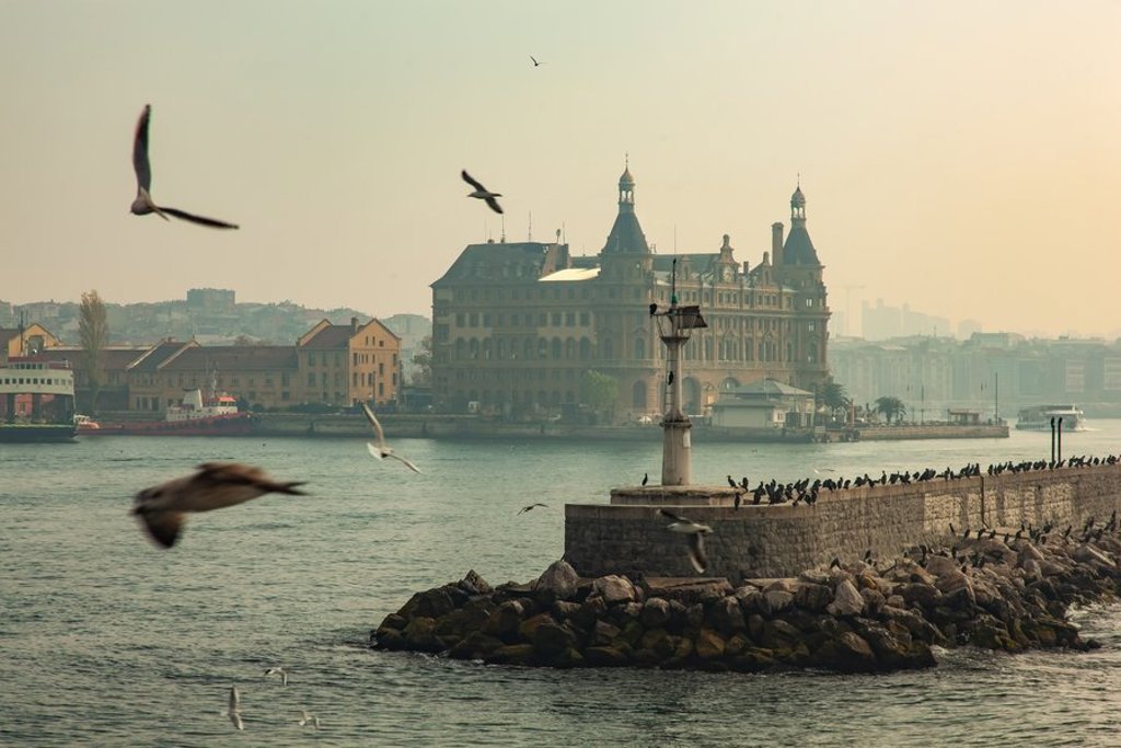 Sultanahmet-moskee (Blauwe Moskee) in Istanbul met minaretten tegen een heldere blauwe lucht.