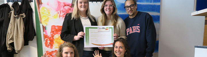 Sawadee-team toont verlengde Travelife-certificering voor duurzaam reizen.