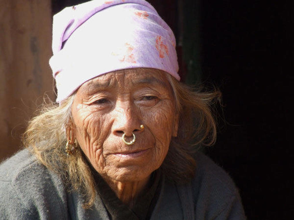 Portret van een Nepalese vrouw met hoofddoek en neusring tijdens de groepsrondreis Nepal Everest.