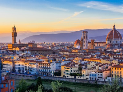 Panorama van Florence met de Duomo en Palazzo Vecchio tijdens zonsondergang.