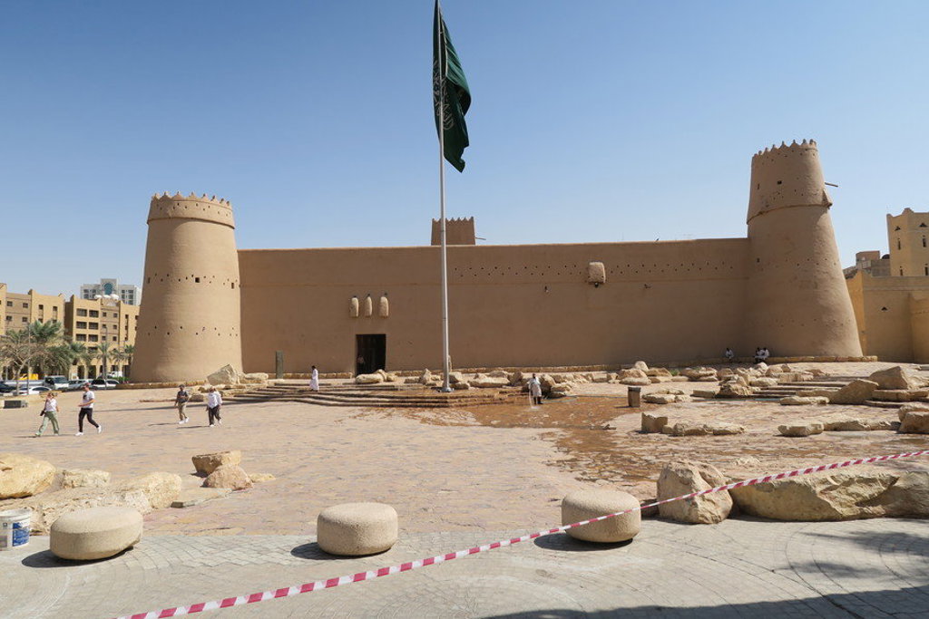 Fort met torens en Saudische vlag tijdens groepsrondreis Saoedi-Arabië.