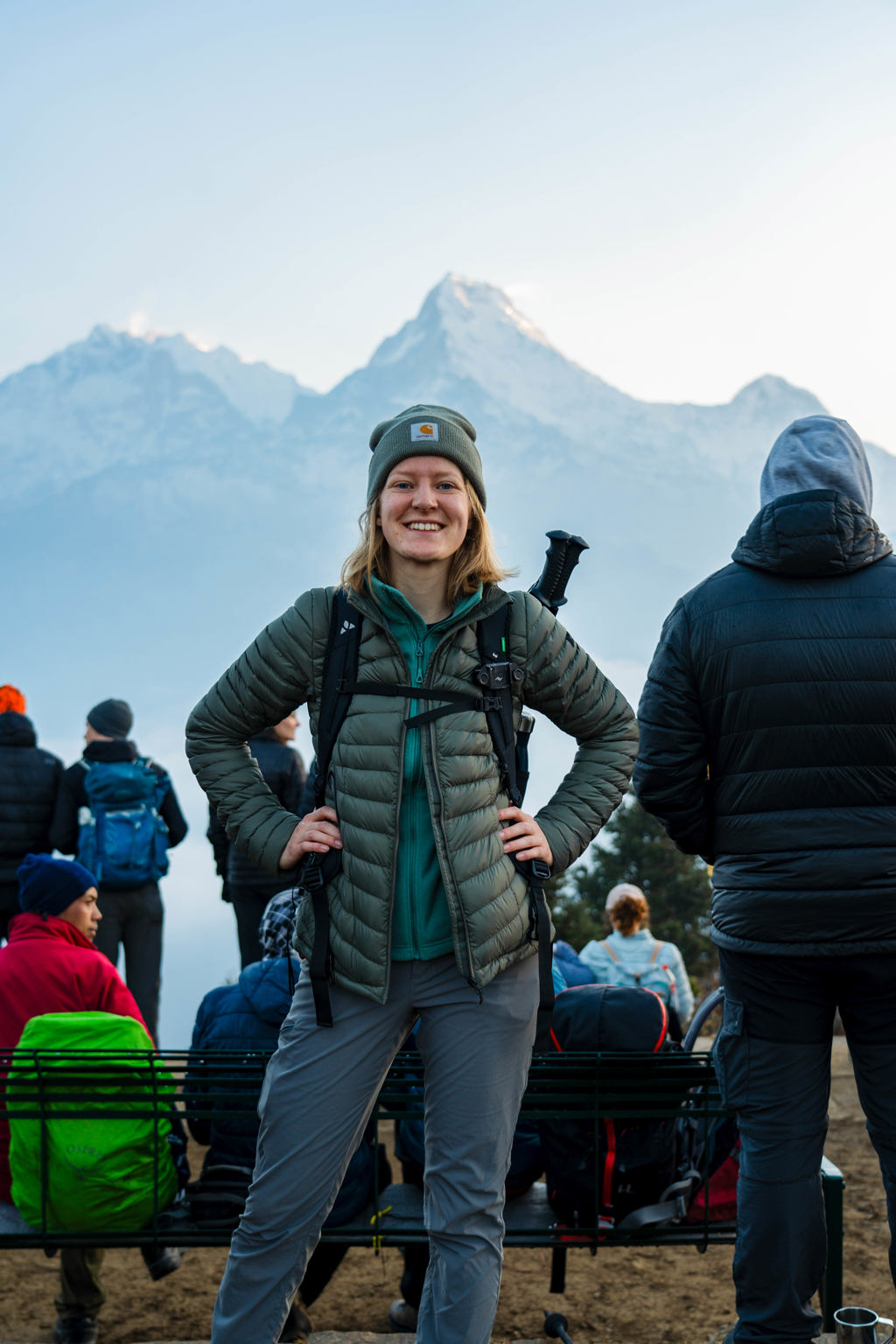 Jonge wandelaar met rugzak poseert voor de Himalaya tijdens een 22-35ers reis in Nepal.