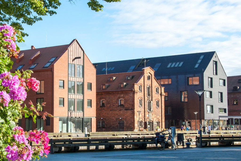 Moderne en historische pakhuizen aan de haven van Tallinn, Estland.