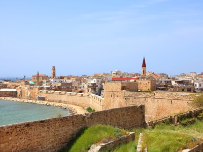 Uitzicht op de oude stad Akko met stadsmuren en kerk aan de Middellandse Zee, Israël.