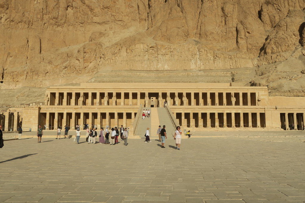 Tempel van Hatsjepsoet bij Luxor tijdens een groepsrondreis Egypte.