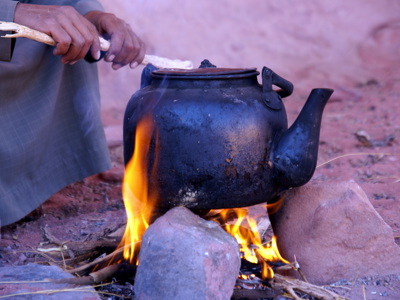 Theepot op een kampvuur in de woestijn tijdens de route Jordanië en Israël, 15 dagen.