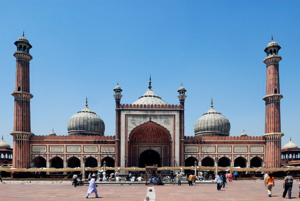 Jama Masjid-moskee in Delhi met koepels en minaretten, tijdens een rondreis door India.