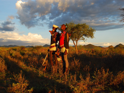 Twee herders in traditionele kleding in het landschap van Zuid-Ethiopië tijdens de Route Ethiopië 29 dagen.