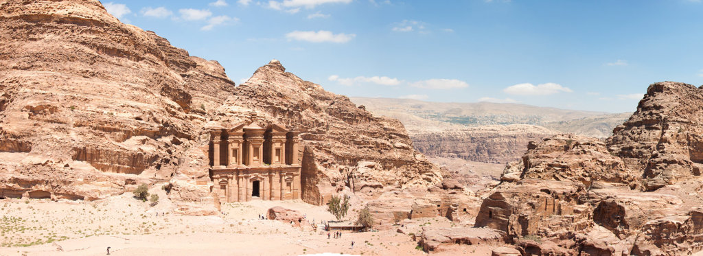 Het Klooster (Ad Deir) in Petra, Jordanië, uitgehouwen in de rotsen.