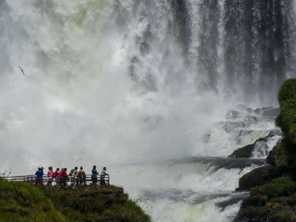 Groep reizigers bij een uitkijkpunt met uitzicht op de Iguaçu-watervallen tijdens een 22-35ers reis Brazilië.