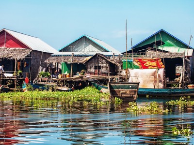Drijvende huizen en boten op het Tonlé Sap-meer in Cambodja.