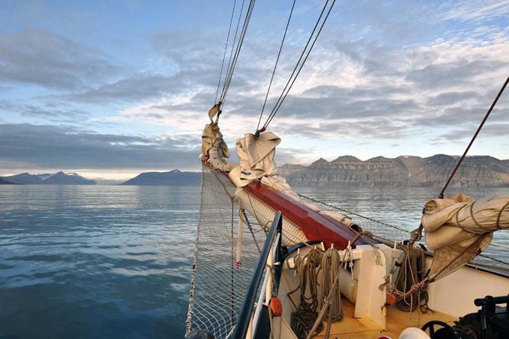 Zeilboot Antigua op zee tijdens groepsrondreis langs Noord-Noorwegen naar Spitsbergen.