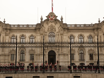 Paleis van de Peruaanse regering in Lima met erewacht voor het hek.