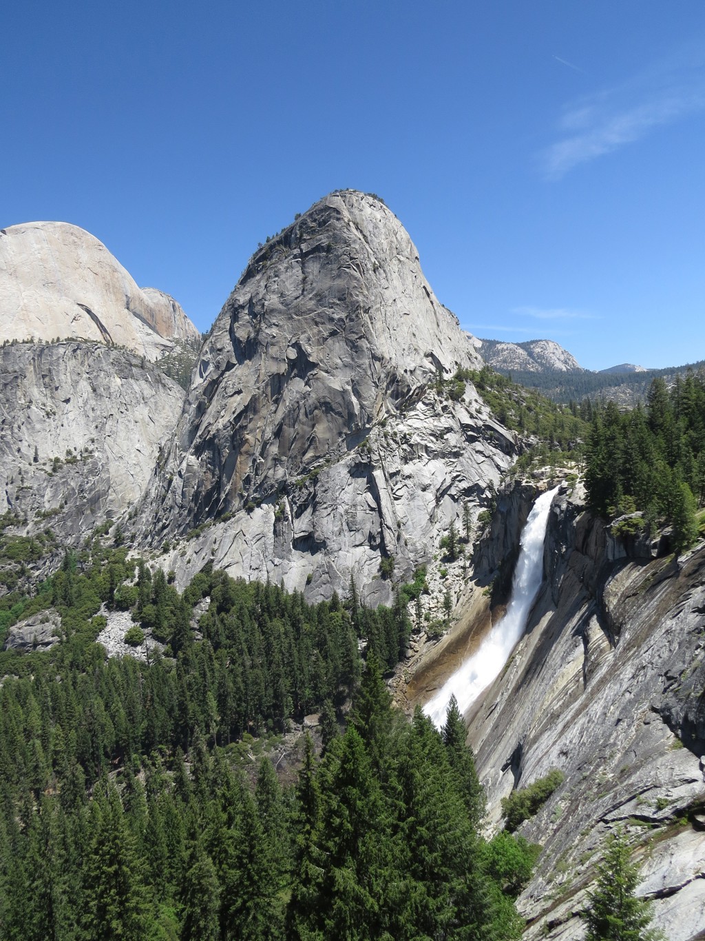 Granieten bergtop en waterval in Yosemite National Park tijdens groepsrondreis Verenigde Staten West.