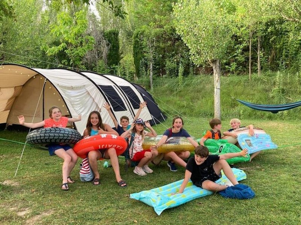 Kampeerders met tent bij de Rio Cinca in Aragón, Spanje.