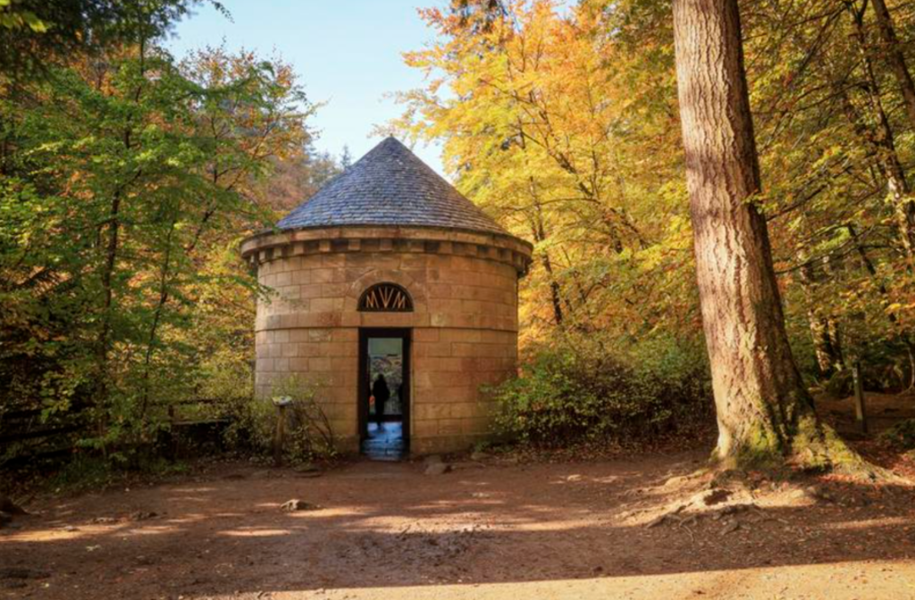 Ronde stenen folly in het bos bij de Schotse Hooglanden tijdens een groepsrondreis Schotland.