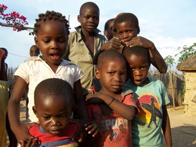 Groep kinderen in een dorp langs de route Kaapstad–Johannesburg in Zuid-Afrika.