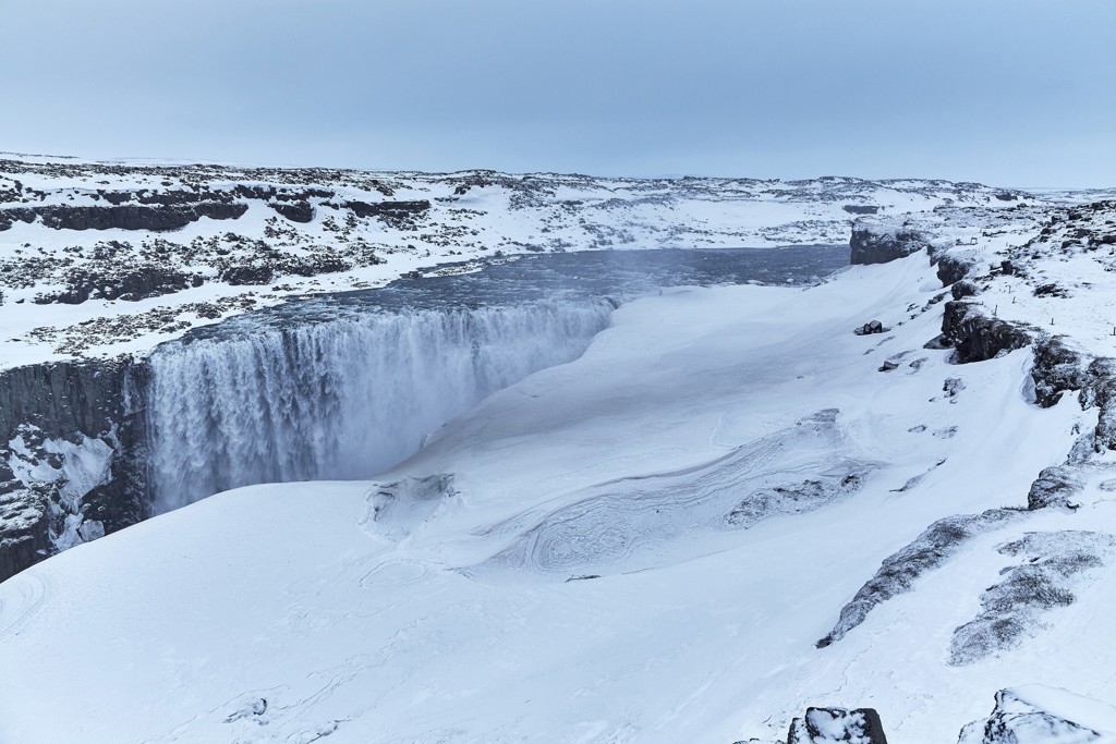 Besneeuwde Dettifoss-waterval in Noord-IJsland, gezien vanaf de rand van de kloof.