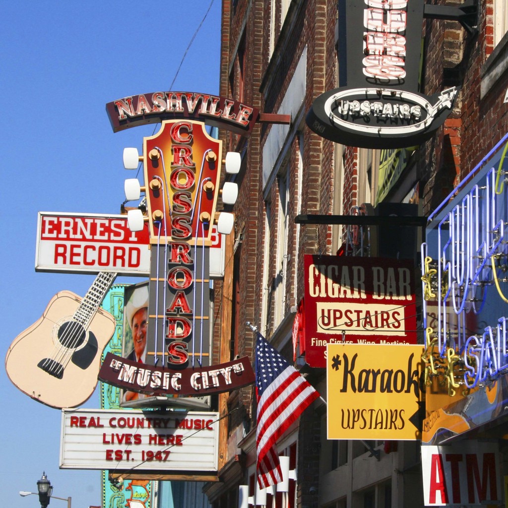 Neonreclames en muziekborden in Nashville, Music City, tijdens groepsrondreis door de Verenigde Staten.