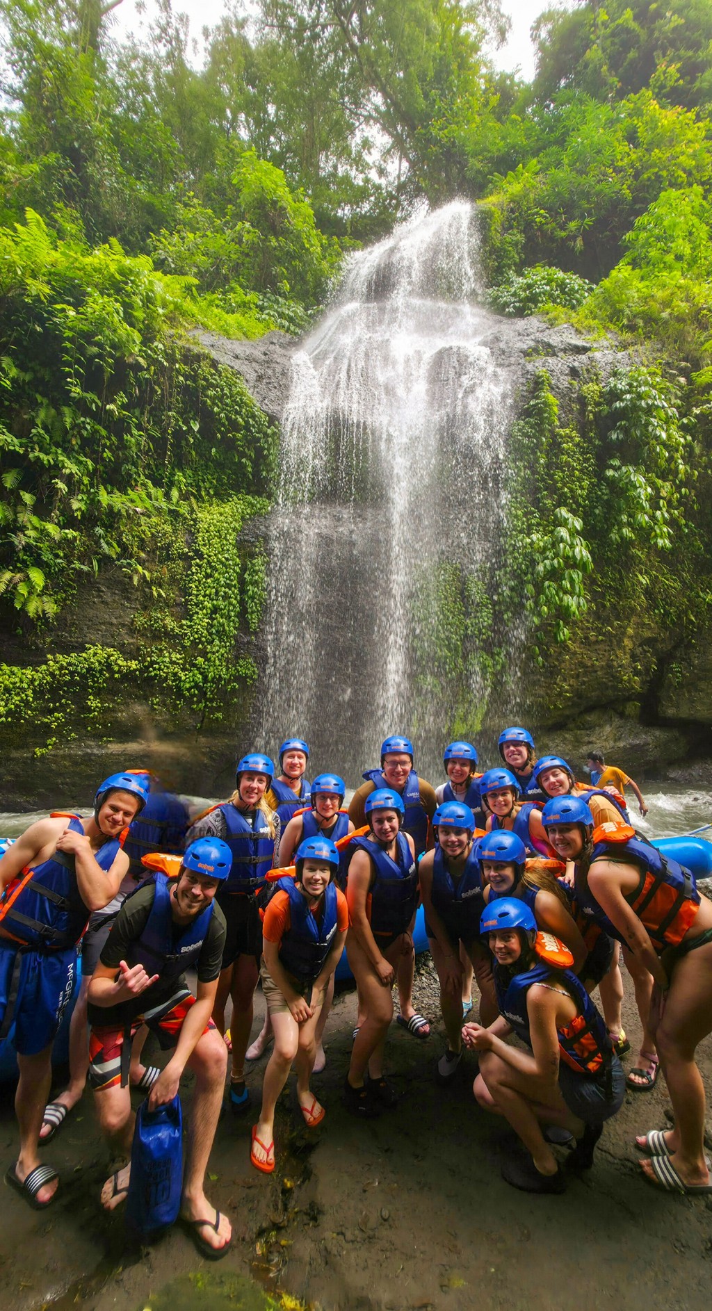 Groep 22-35ers bij waterval op Bali tijdens een avontuurlijke reis Indonesië.