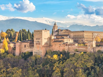 Alhambra in Granada met de Sierra Nevada op de achtergrond.