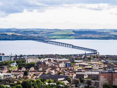Uitzicht op Dundee met de Tay Bridge over de River Tay in Schotland.