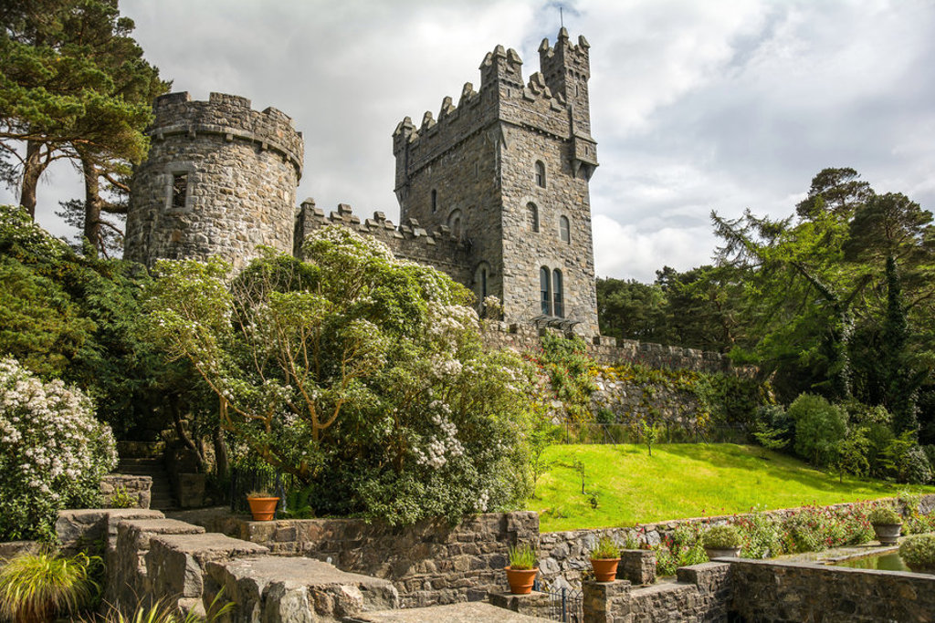 Kasteel met torens en ommuurde tuin in Ierland tijdens een groepsrondreis Verenigd Koninkrijk & Ierland.