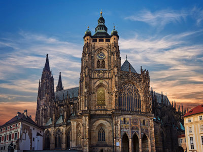 Sint-Vituskathedraal in Praag bij zonsondergang, hoogtepunten van een groepsrondreis Centraal-Europa met de trein.