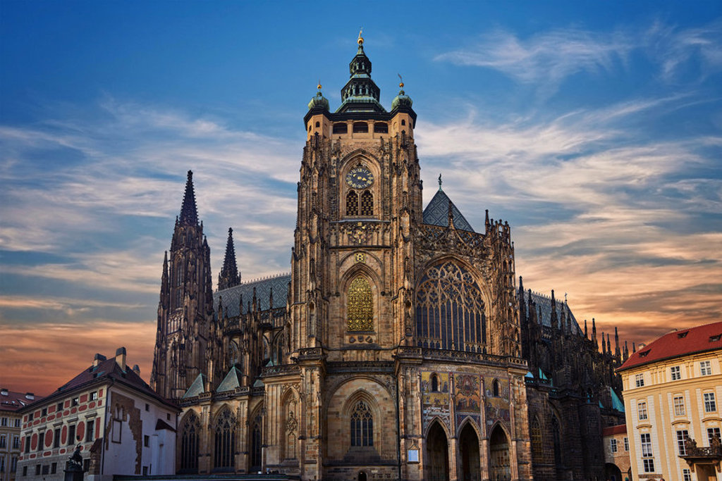 Sint-Vituskathedraal in Praag bij zonsondergang, hoogtepunten van een groepsrondreis Centraal-Europa met de trein.
