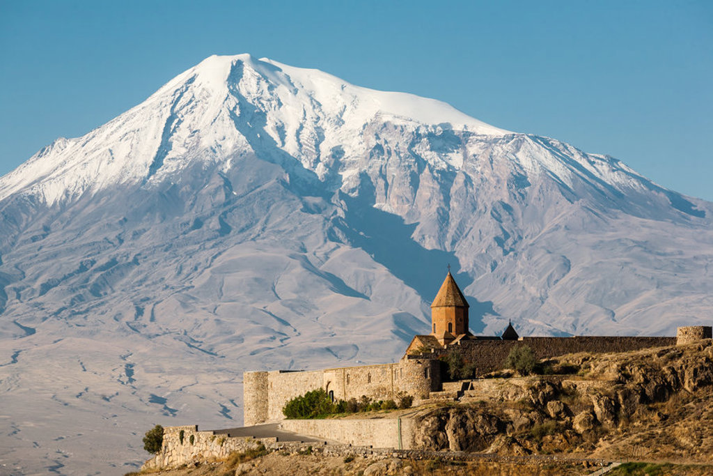 Khor Virap-klooster met op de achtergrond de besneeuwde berg Ararat in Armenië.