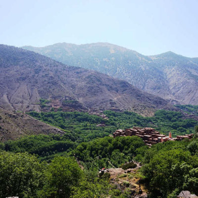 Groene vallei met dorp in het Atlasgebergte tijdens wandelvakantie Marokko naar Mount Toubkal.