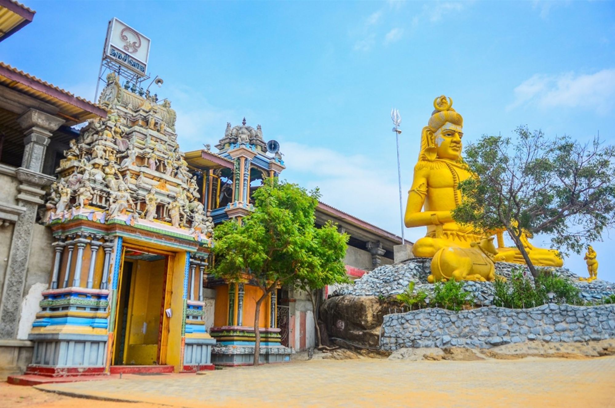 Gouden Shiva-beeld bij de kleurrijke Hindoe-tempel in Trincomalee, Sri Lanka.