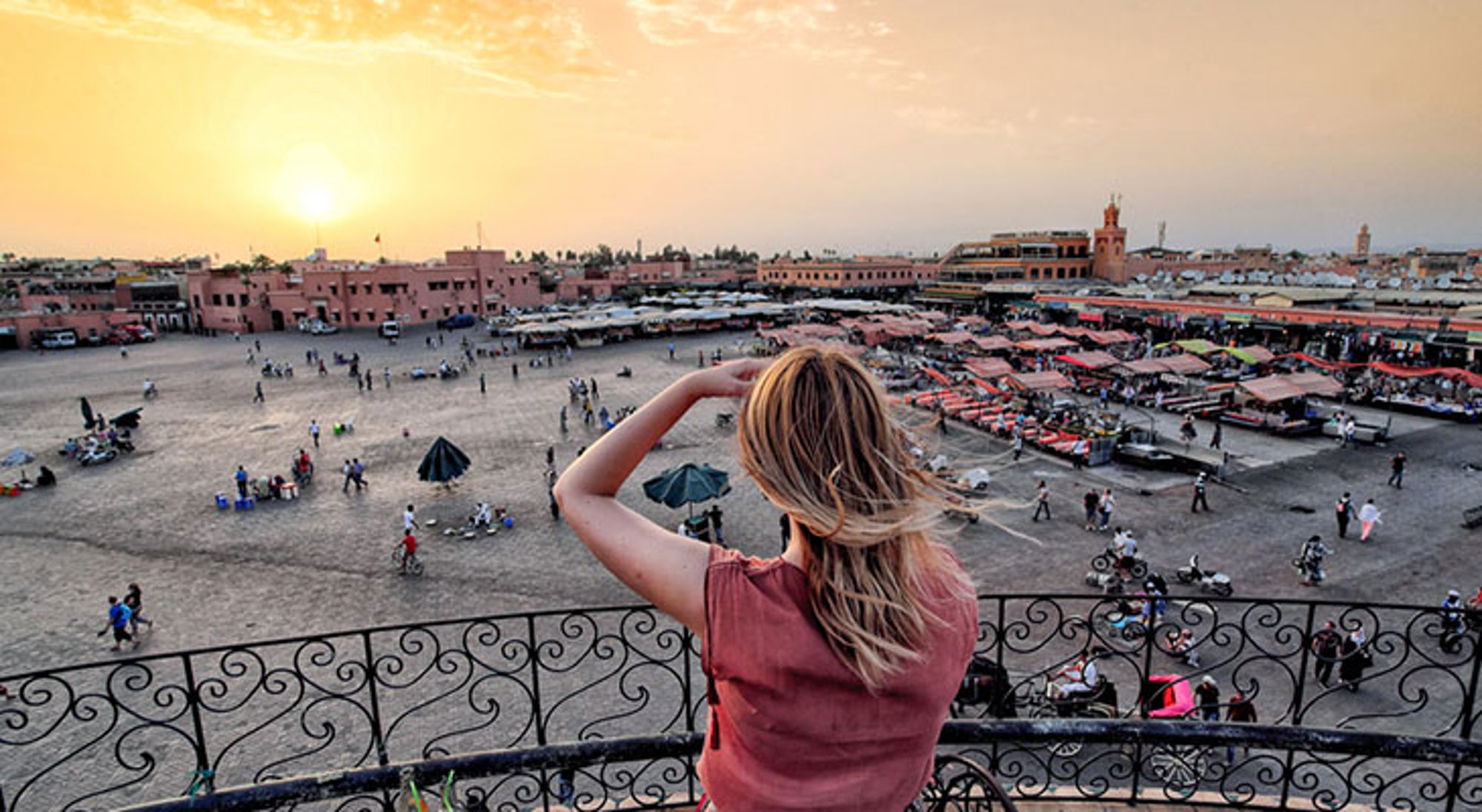 Djemaa El Fna Uitzicht op het Jemaa el-Fna plein in Marrakech bij zonsondergang, met marktkramen en bezoekers.