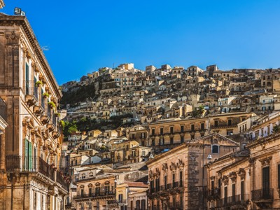 Heuvelstad in Sicilië met historische gevels en huizen op de helling, tijdens de route Amalfikust, Cilento en Sicilië.