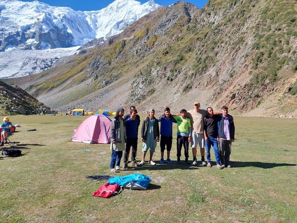 Groene achtergrond met abstracte wereldkaartlijnen, passend bij groepsrondreis Pakistan Baltistan & Hunza.