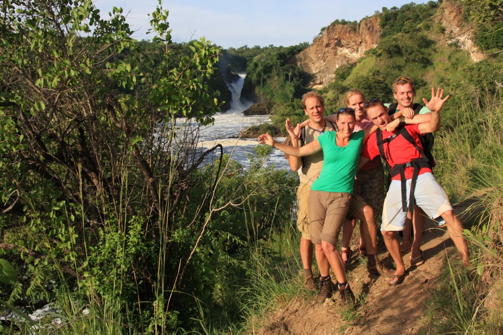 Groepsrondreis Oeganda: reizigers poseren bij de Murchison Falls aan de Nijl.