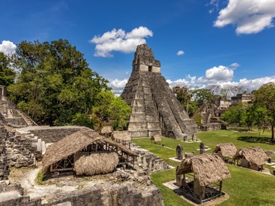 Maya-tempel tussen het regenwoud bij Tikal, onderdeel van de Route Ruta Maya.