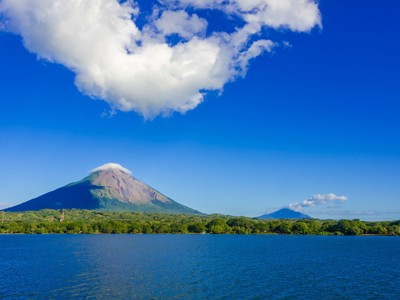 Vulkaan Concepción op Ometepe, gezien vanaf het Meer van Nicaragua onder een blauwe lucht.