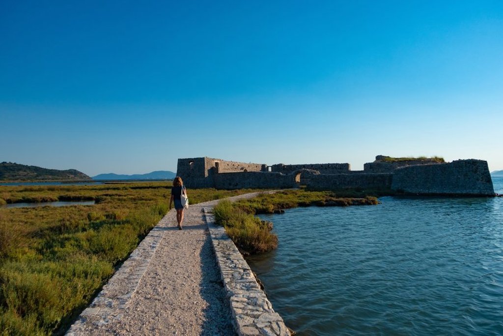 Wandelvakantie Albanië: uitzicht op de Albanese Rivièra met zee en kustlijn.