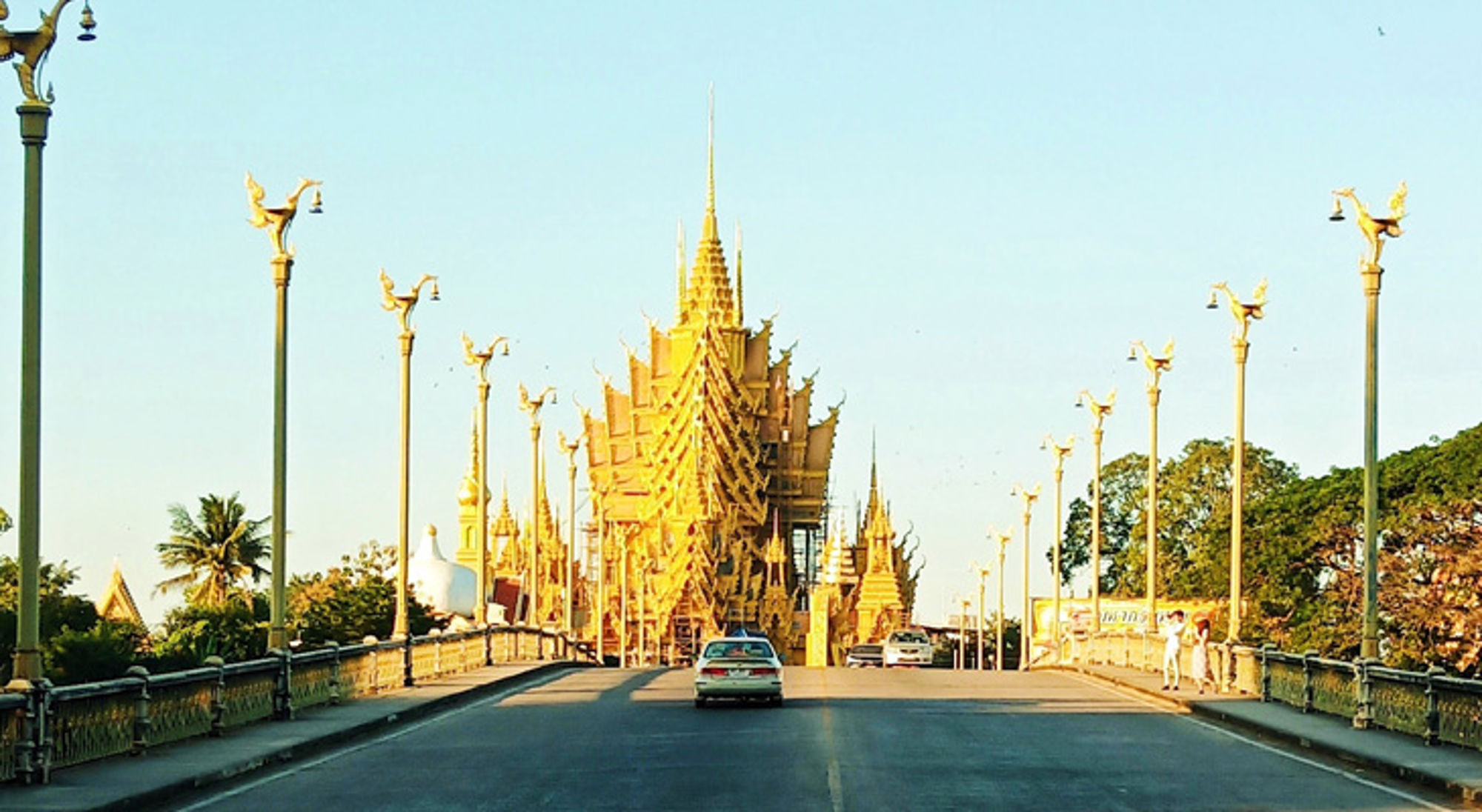 Phitsanulok Gouden tempel Wat Sothon Wararam Worawihan aan het einde van een brug in Thailand.