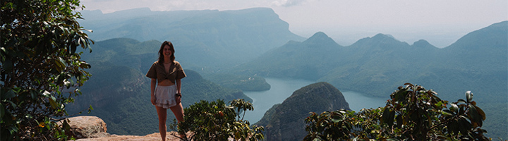 Céline op een uitzichtpunt met panorama over de Blyde River Canyon en de Drie Rondavels in Zuid-Afrika.