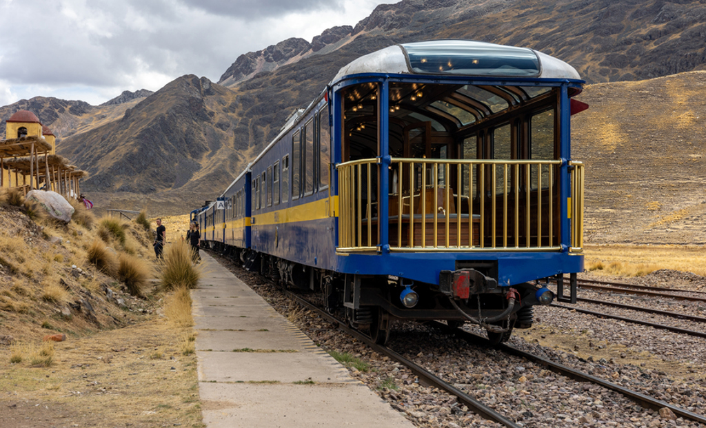 Blauw-gele trein in de Andes tijdens een 22-35ers reis door Peru inclusief Amazone.